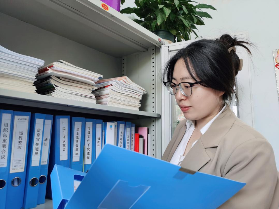 邢卉阳是辽阳县委组织部干部二室四级主任科员,她没有惊天动地的壮举