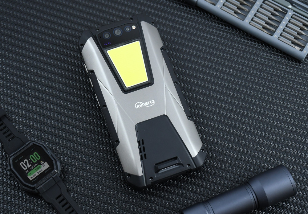 unihertz tank三防手机评测:22000mah大电池,背面还装了个露营灯_腾讯