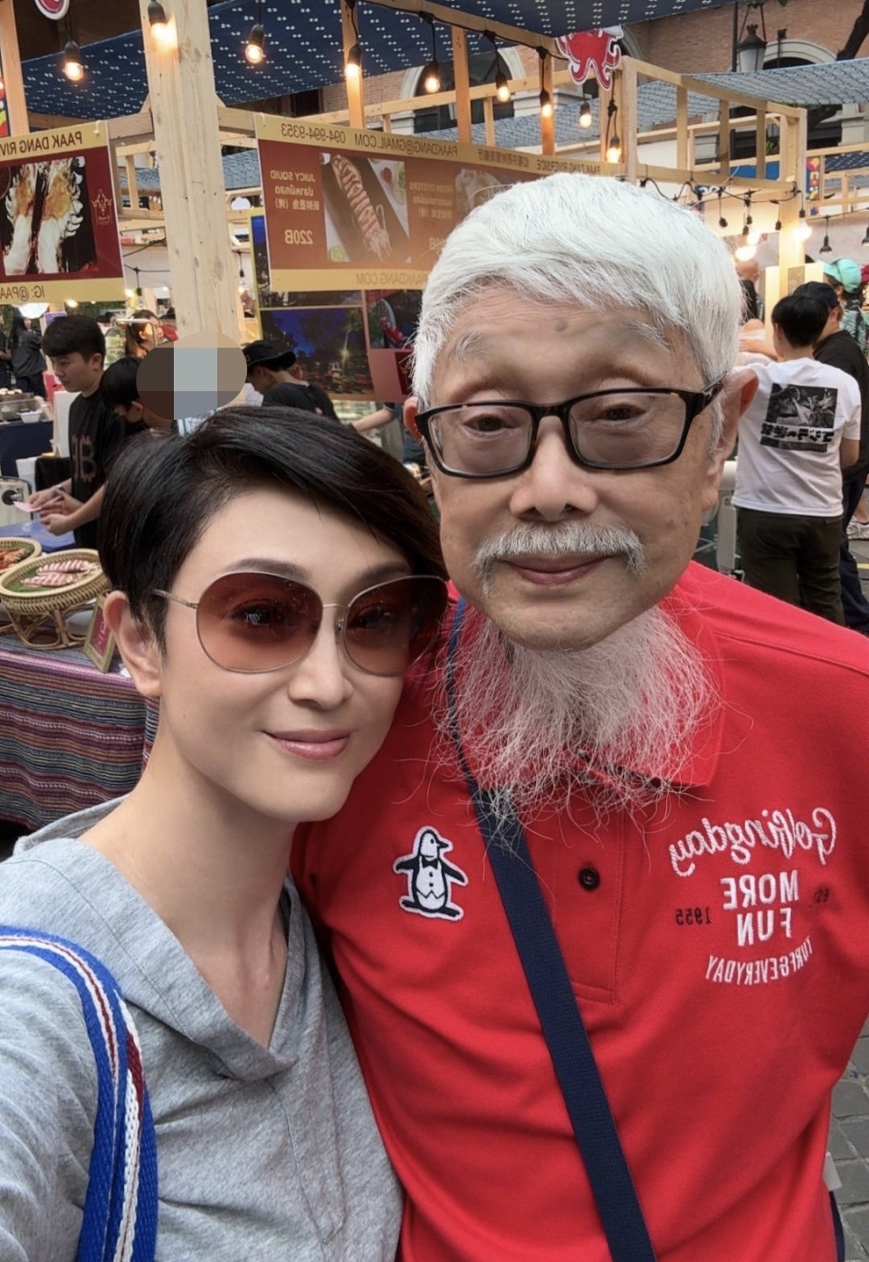 陈法蓉带88岁父亲游清迈古城,父女俩贴脸拥抱,互动亲密不避嫌