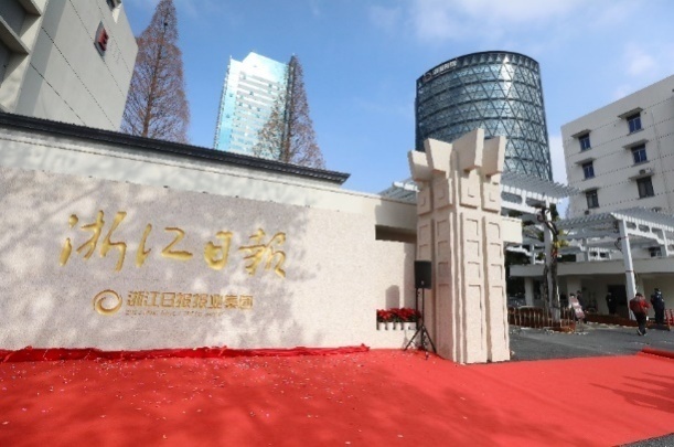 c座大楼外立面蓝白相间,远远望去就像一页稿笺和一支细笔,似在蓝天白