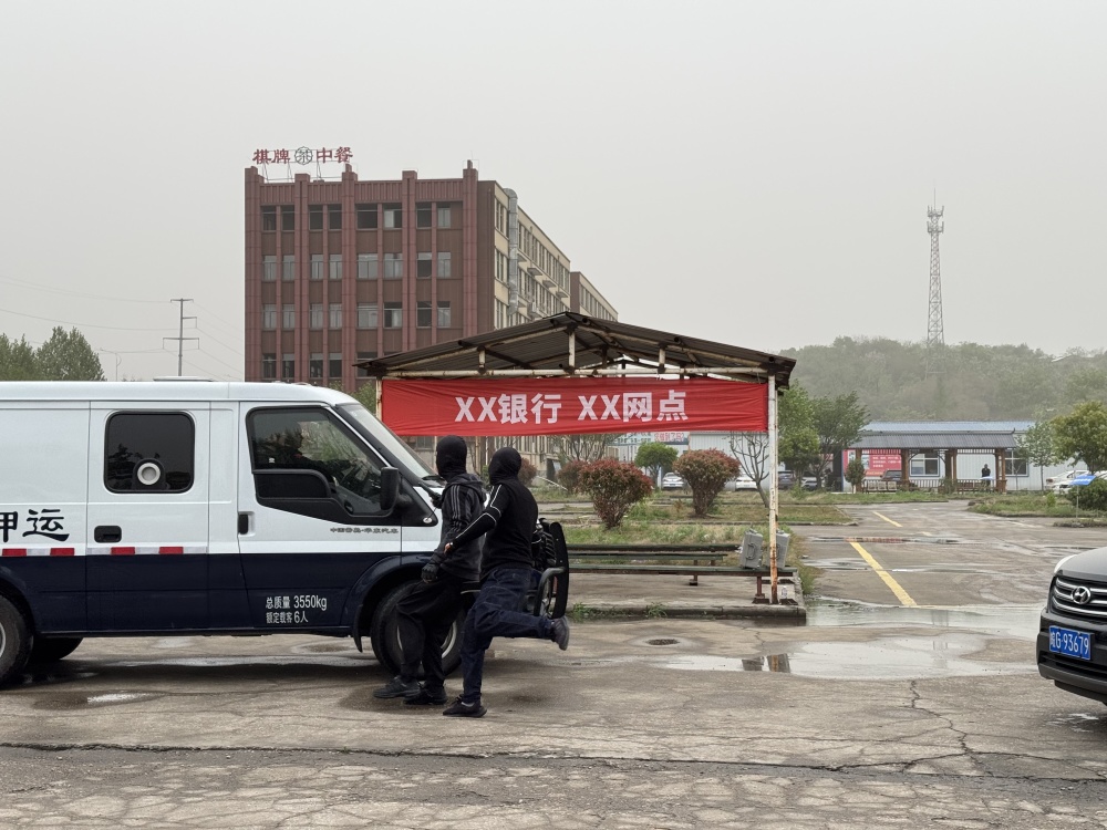 低头看我怎么弄的哪里瞬间引爆全网热议，网友纷纷猜测背后真相，专家紧急解读意外发现，事件升级引发社会广泛关注。