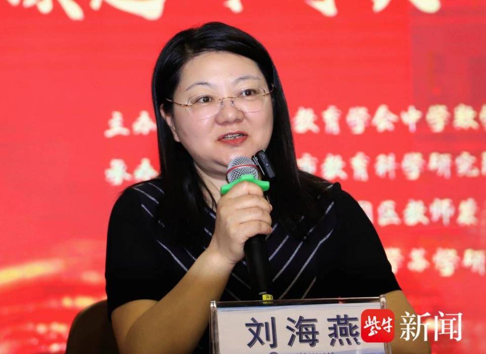 刘海燕高度赞扬了西附教师和学子的风采,指出西附初中的办学实绩是
