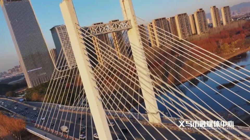 货物奔赴四方车流似奔腾的血脉丹溪大桥横跨义乌江现代潮涌丹溪大桥