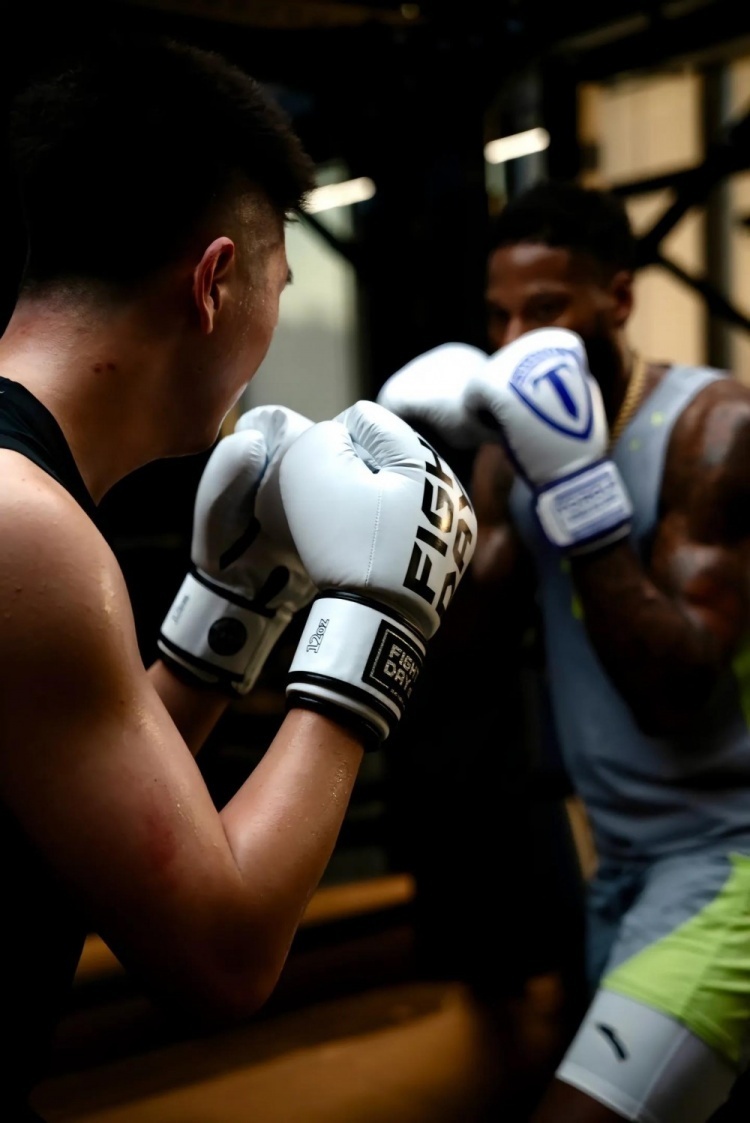 王薪凯与威姆斯打拳:场上比球技 场下比拳技