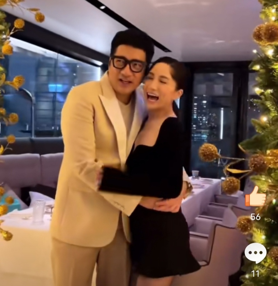 胡蓓蔚亲自给老公单立文送花,夫妻俩抱在一起拍照,两人像小孩子一样