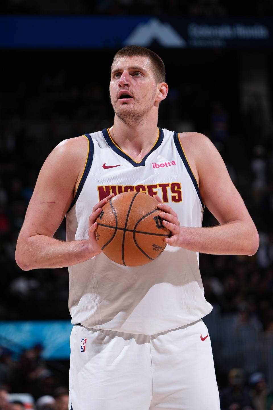 约基奇今天轰42分16板6助 其中34分在三秒区所得