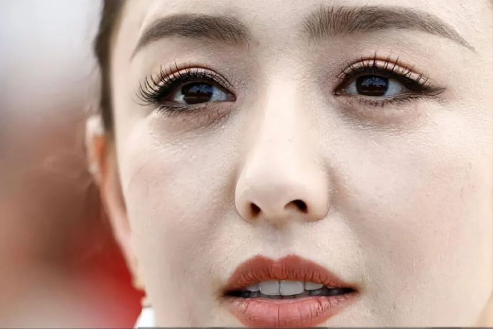 这才是40岁佟丽娅真实状态!脸上皱纹颈纹明显,但却真实又高雅