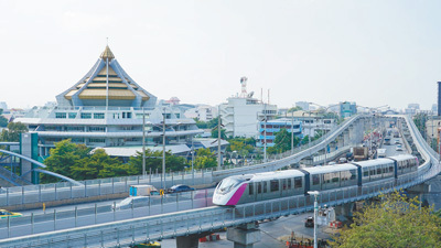 11月21日,泰国曼谷地铁粉色线列车缓缓驶入车站.