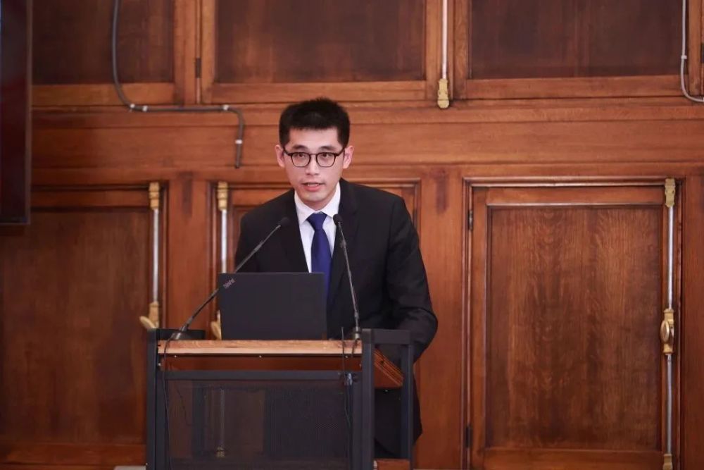 随后,经济学院院长助理吴泽南长聘副教授主持了题为"后疫情时代的中国