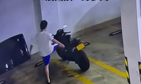 男子怒踹价值12万元摩托
