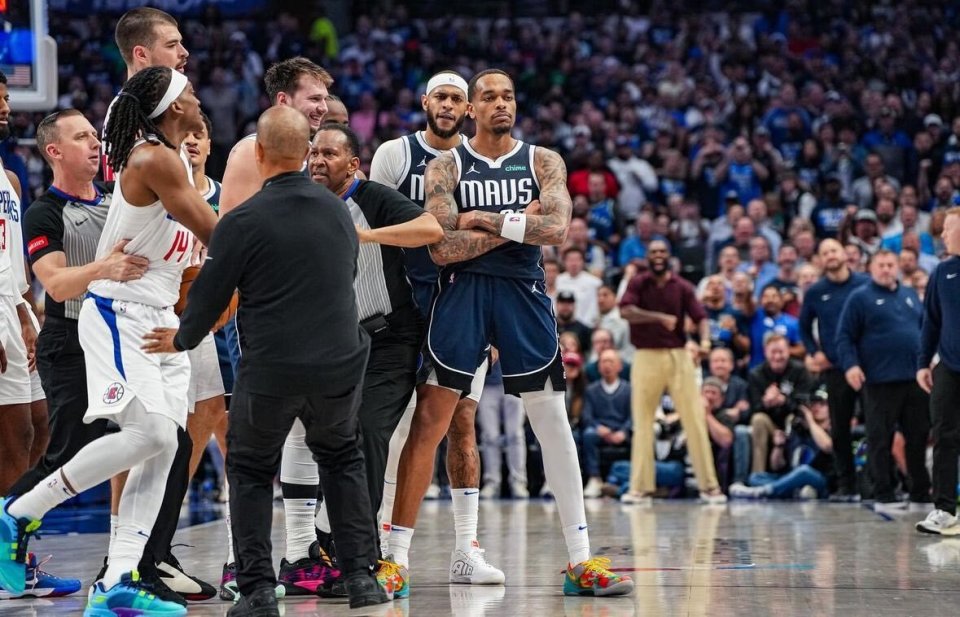 一路"抱"进总决赛!pj-华盛顿在西部冠军奖杯前再现抱臂名场面