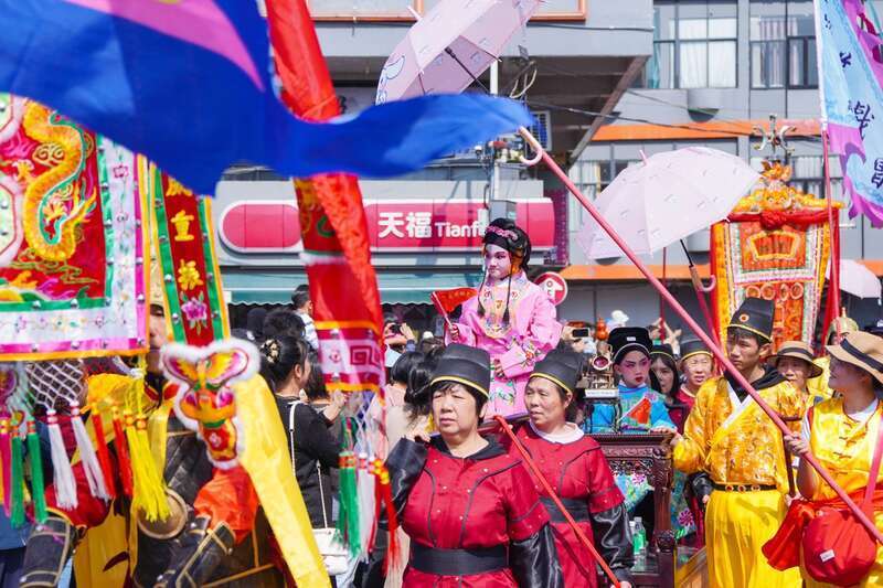 广州番禺员岗村时隔7年再办大型飘色巡游|锦绣中国年_腾讯新闻