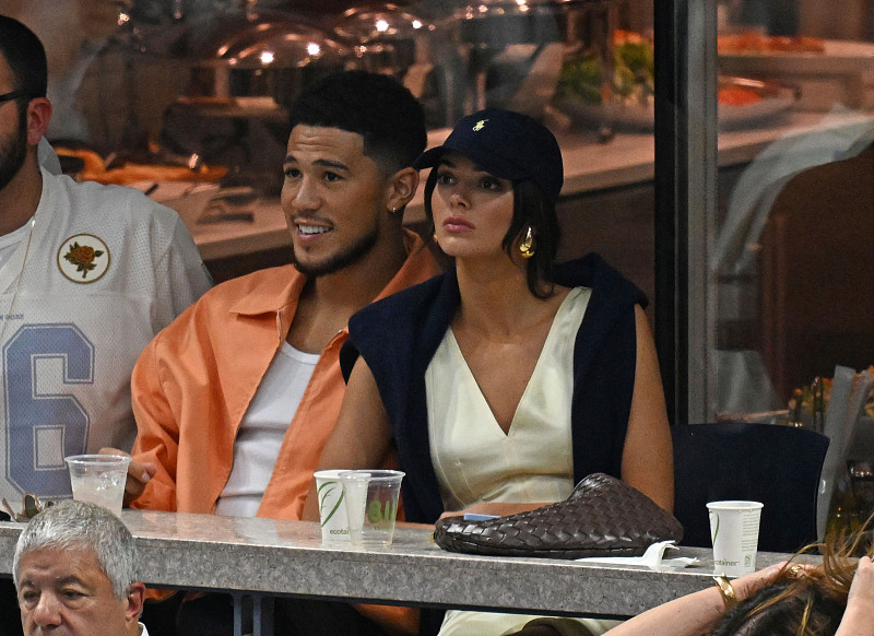 秀恩爱詹娜与现任男友观战湖人勇士g6刚出局的布克又遭打击