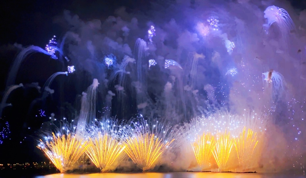 7.38万人汇聚临港新片区,上海浦东警方护航滴水湖烟花秀