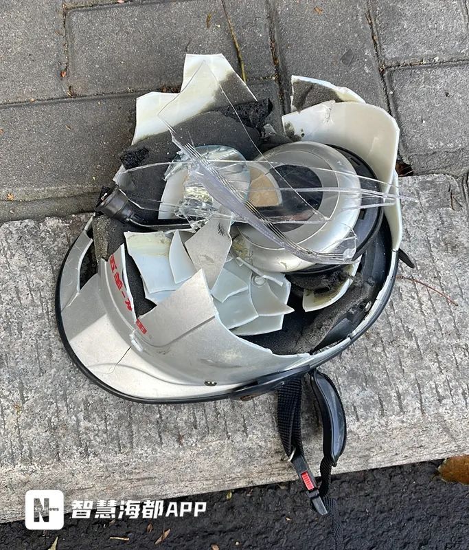 头盔损毁严重小轿车的左灯损坏事发路段交通已正常通行交警正在向轿车