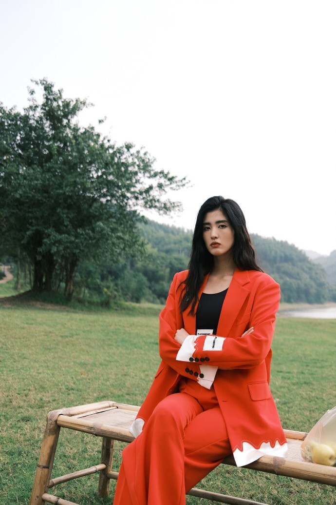 山水间的色彩碰撞,赵丽娜西服变装写真美丽灵动-腾讯新闻