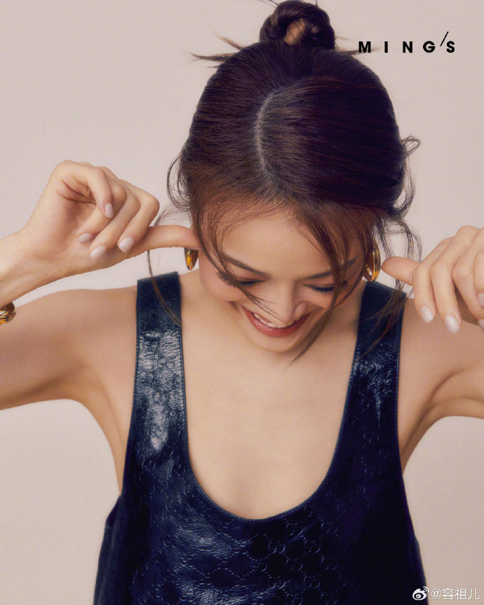 容祖儿再登杂志封面,秀白皙美背超性感,笑容甜美让人心动