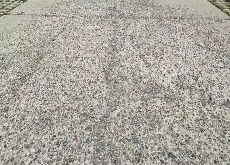 "那条搓板路,就像月球表面一样"