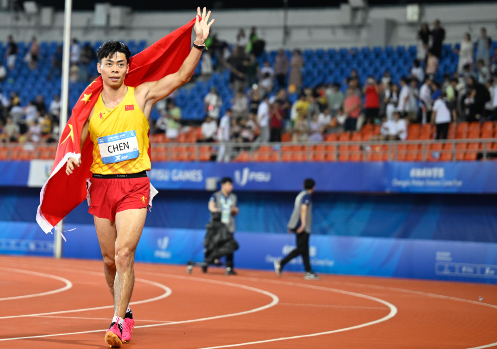 成都大运会田径男子100米决赛陈冠锋获季军