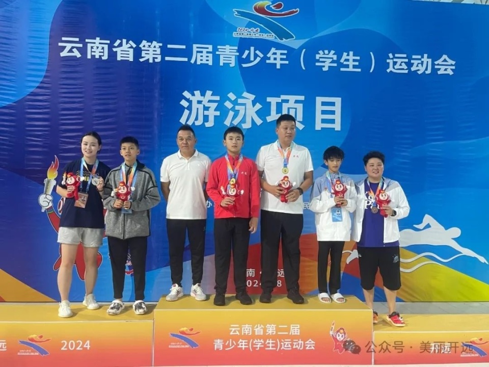 经过激烈的角逐,李浩源27秒68获得男子50米自由泳冠军,宾子焮28秒99