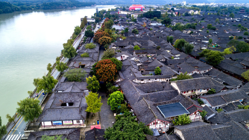 阆中古城位于四川南充市,始建于商周时期,古城背山面水,坐北朝南,山围