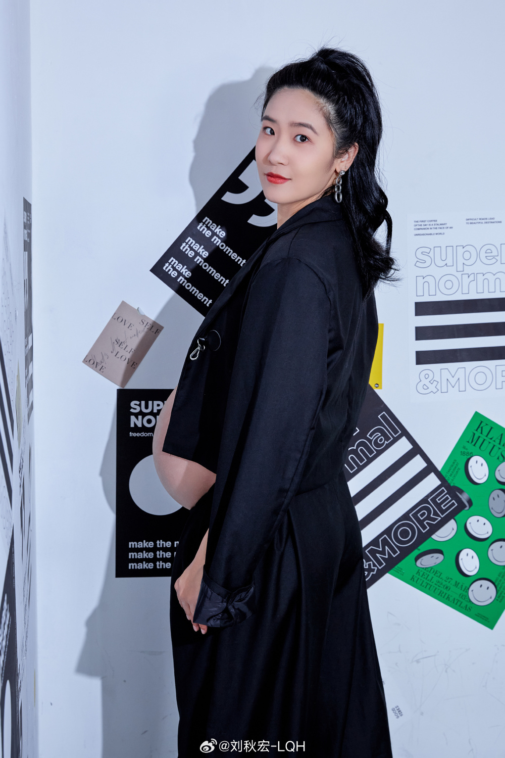 从照片可以看到,刘秋宏的孕肚已经非常明显,她与老公韩天宇的第二个