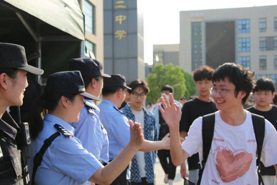 "17时10分,在徐州市第二中学门口,一辆车牌号为"