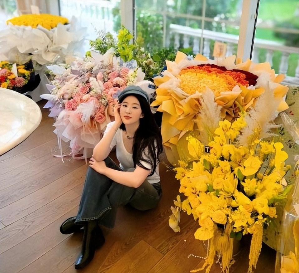 原来,在8月25日这一天,刘亦菲迎来了自己37岁的生日.