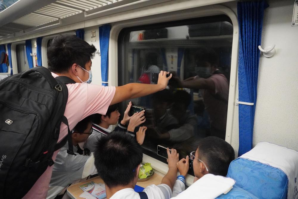 k231次列车始发厦门北站,经停广州站,佛山站等地,最终抵达昆明站.