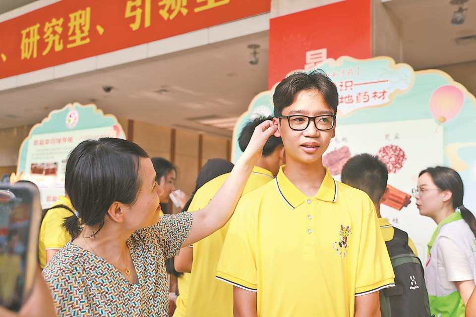 跨越近6年光阴重逢！华裔少年与杨医生的相遇是偶然？