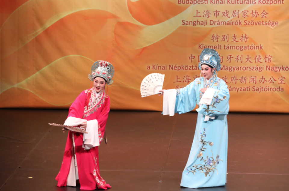 专场演出中,京剧演员陈圣杰与杨亚男,昆曲演员黎安与张冉,越剧表演