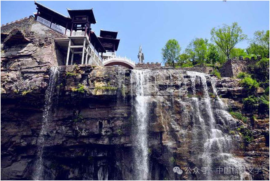 原来王莽岭是陵川县与河南辉县市的界山,东面濒临豫鲁大地,地势一下降