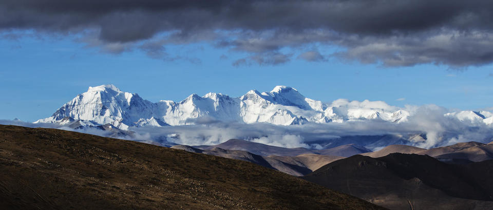 同样在加乌拉山口,珠峰旁边的卓奥友峰也那么雄浑壮美
