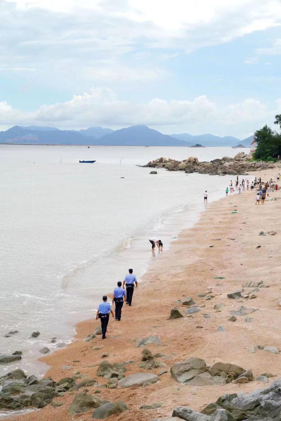 台山市公安局强化警力部署,加强赤溪镇铜鼓黑沙湾,海角城沙滩,大浪湾