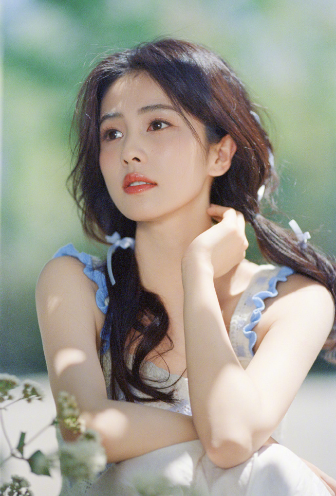 白鹿情人节晒照清新脱俗,笑容甜美超治愈,身材颜值在线宛如初恋