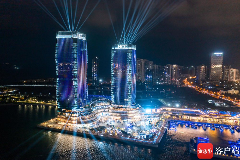 组图华彩海口湾广场正式启幕吸引许多市民前来感受海风轻拂