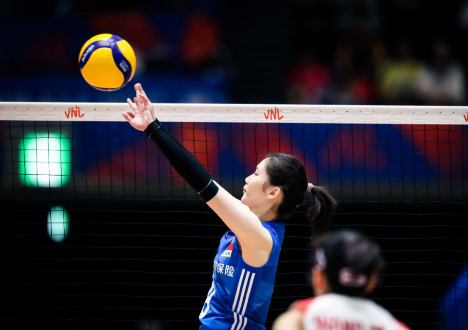 官宣!中国女排名单做出调整,小钢炮重获启用,最美二传意外离队