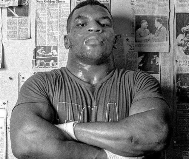 近日,拳王迈克-泰森(mike tyson)遭前wba,ibf超轻量级拳王阿米尔-卡汗