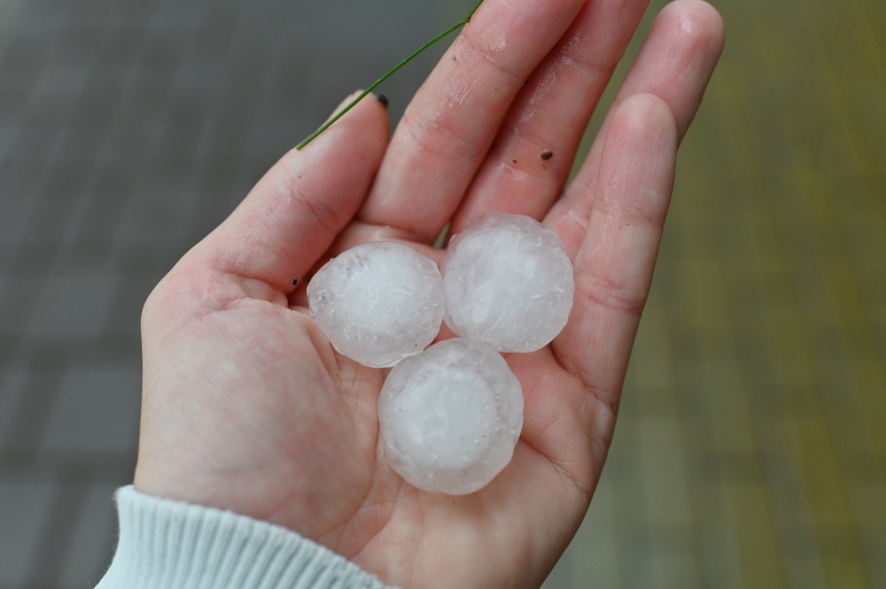 俄罗斯鄂木斯克遭遇冰雹天气