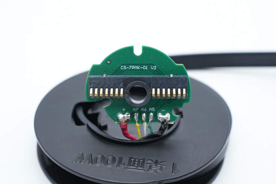 内部自带的充电线特写.全部拆解一览,来张全家福.