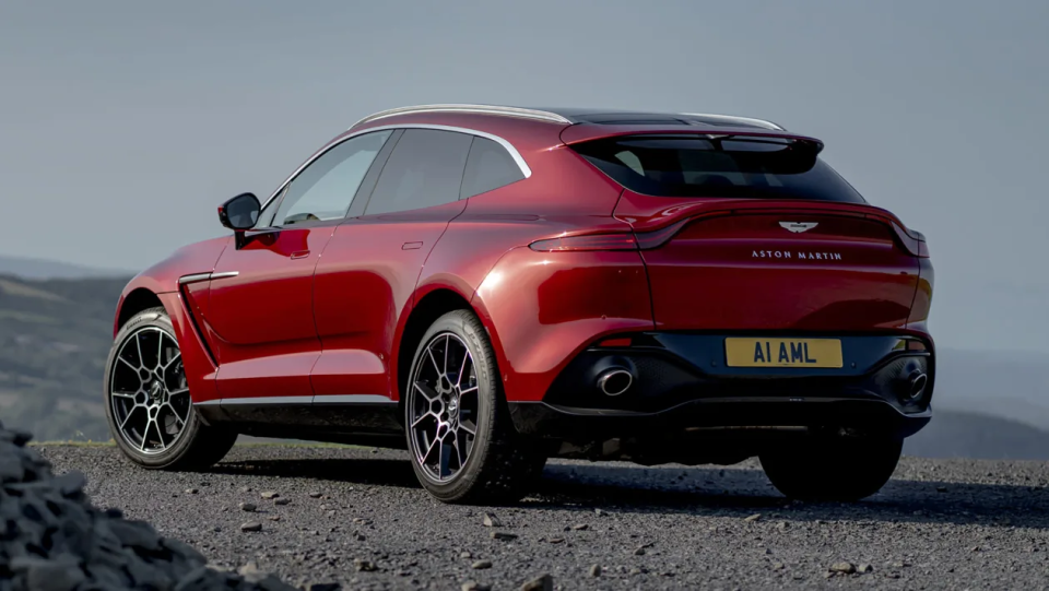 火红的英伦闪电阿斯顿马丁dbx实车图发布