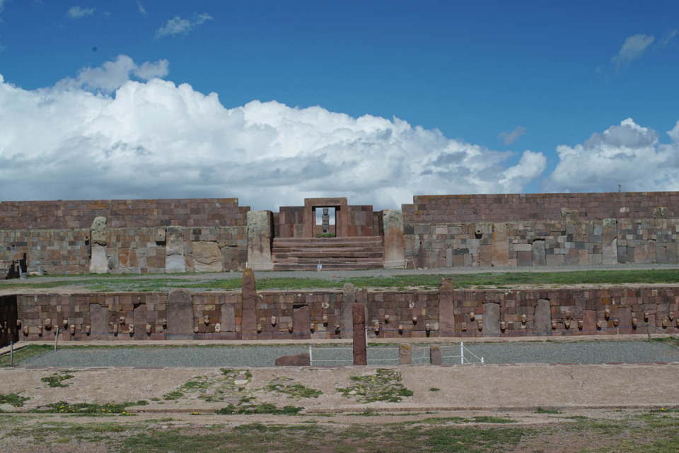 玻利维亚两国的高山湖泊)二十多公里,是南美洲重要的古印第安文化遗址