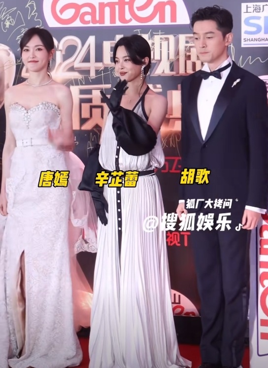 李一桐的羽毛裙,可爱中带着一点性感.