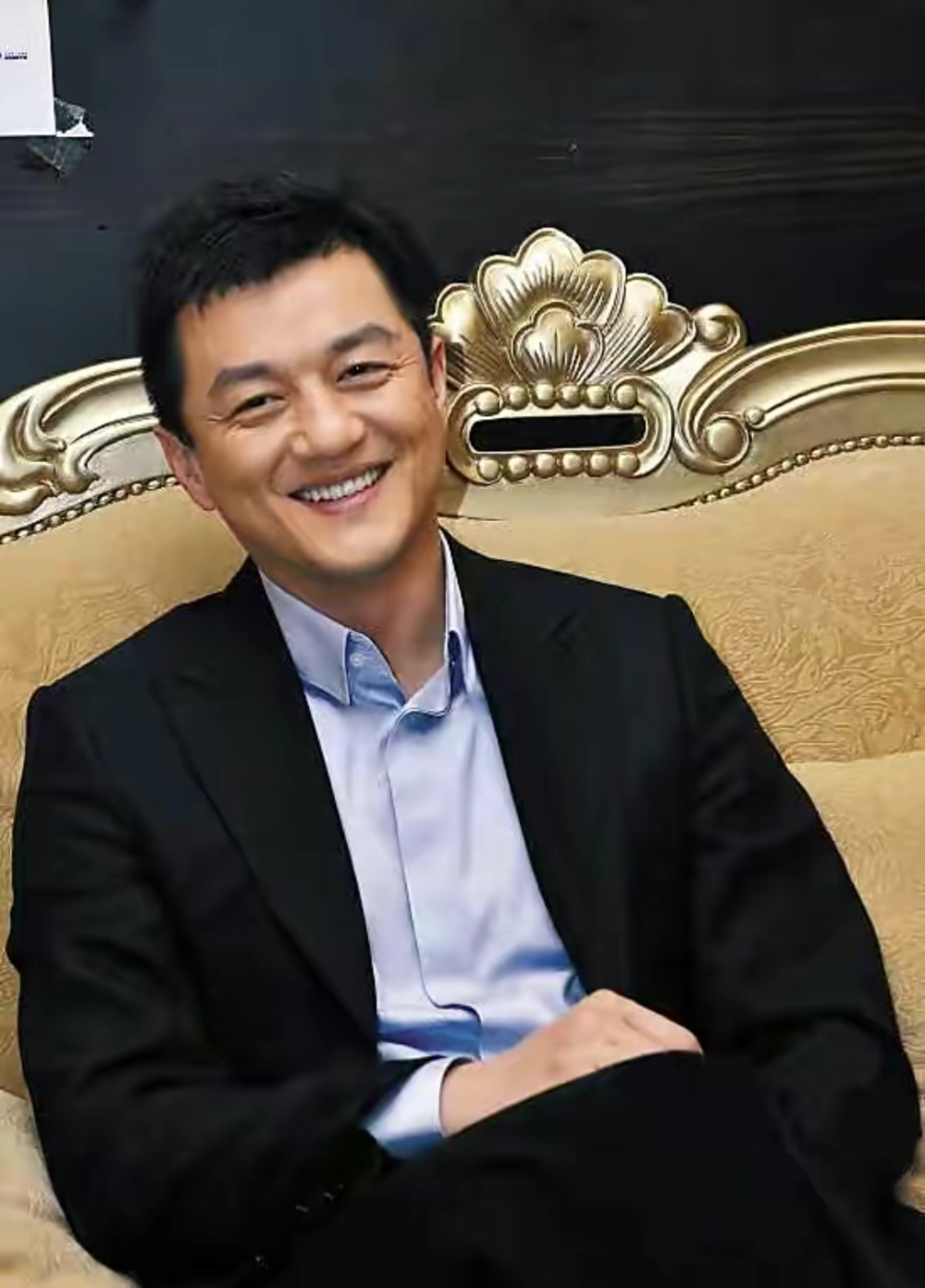 李亚鹏扛锄头下地干活仰头大吼被指行为尴尬工具太新遭嘲作秀