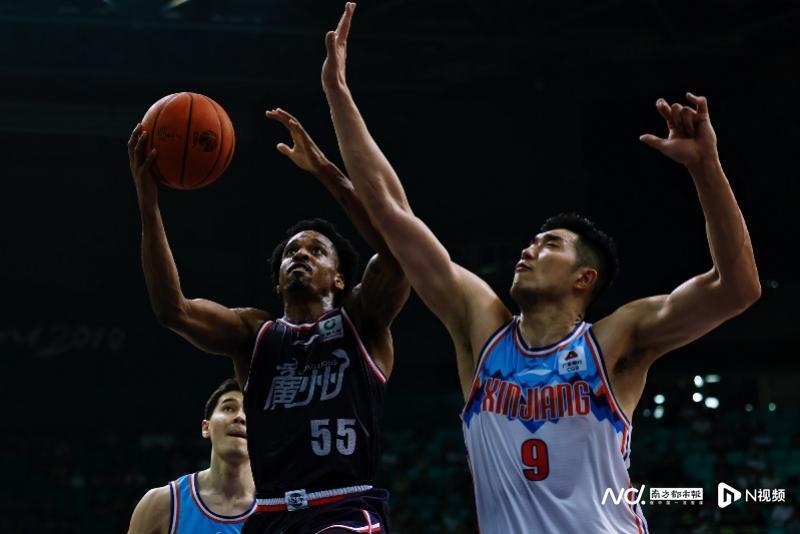 广州男篮大胜新疆扳回一城,宏远大将周琦收罚单将缺阵