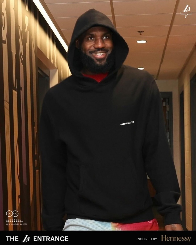 湖人全队穿搭詹姆斯低调黑卫衣八村橙色上衣融入背景