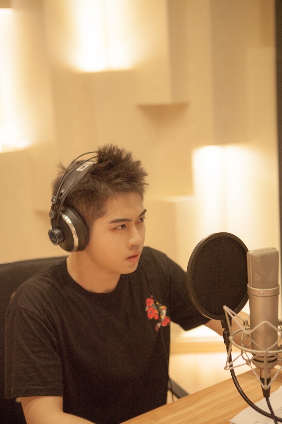 专访杨天翔：从人气配音演员到舞台“问题青年”_腾讯新闻