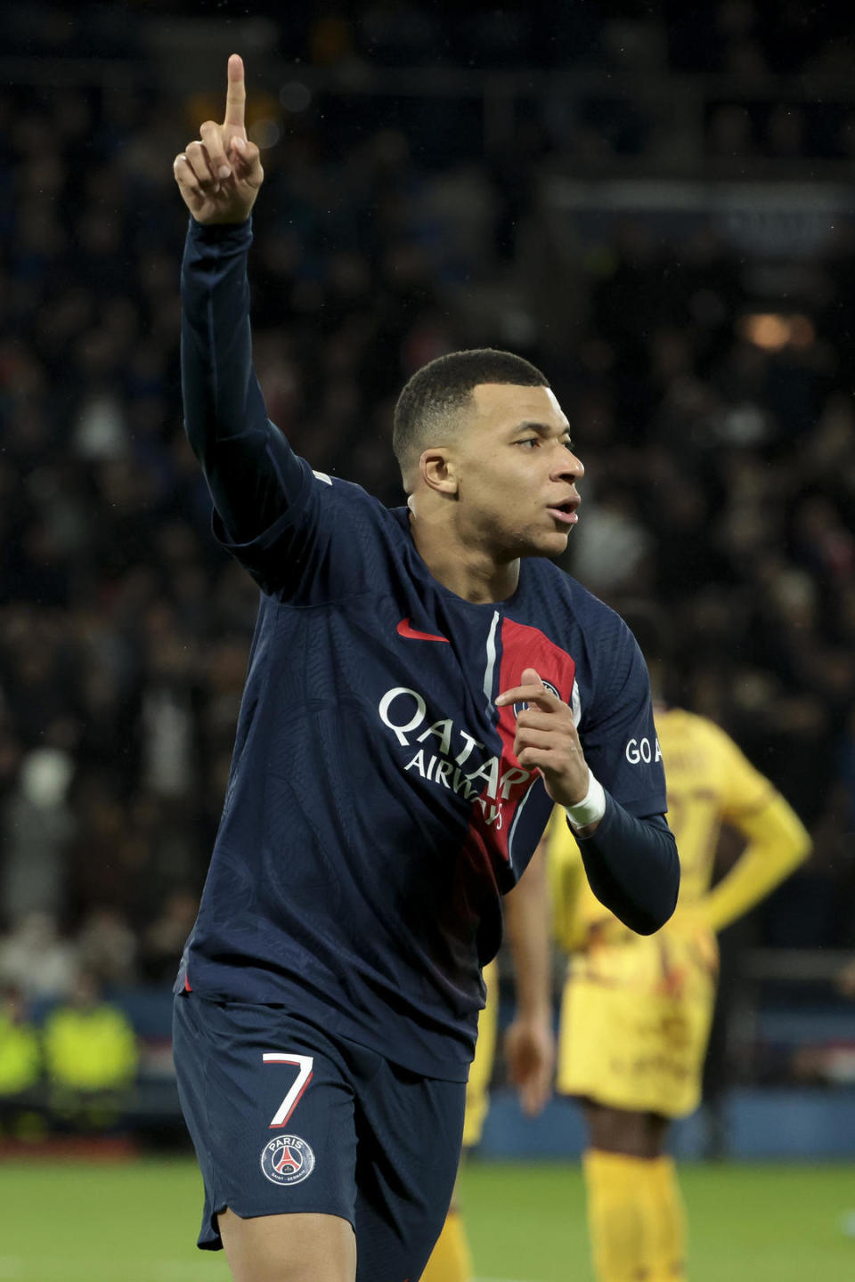 一个姆巴佩还不够今晨法甲大巴黎安排上了两个姆巴佩