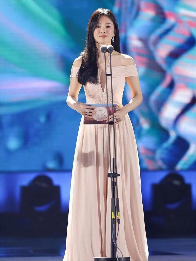 宋慧乔的嘴角弧度,决定她是拽姐还是甜妹!