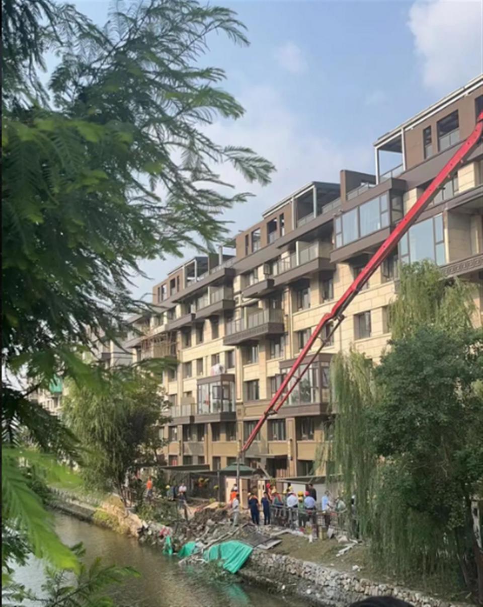 南京一业主私挖地下室致河水倒灌小区车库，警方已立案_腾讯新闻